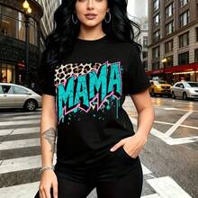Camiseta de mujer con estampado urbano de chica confiada con cabello largo y aretes, diseño "MAMA" en letras teal con contorno rosa y manchas sobre fondo de leopardo - camiseta casual de manga corta, ajuste cómodo y estilo moderno para el día a día - - Negro - Ver 7