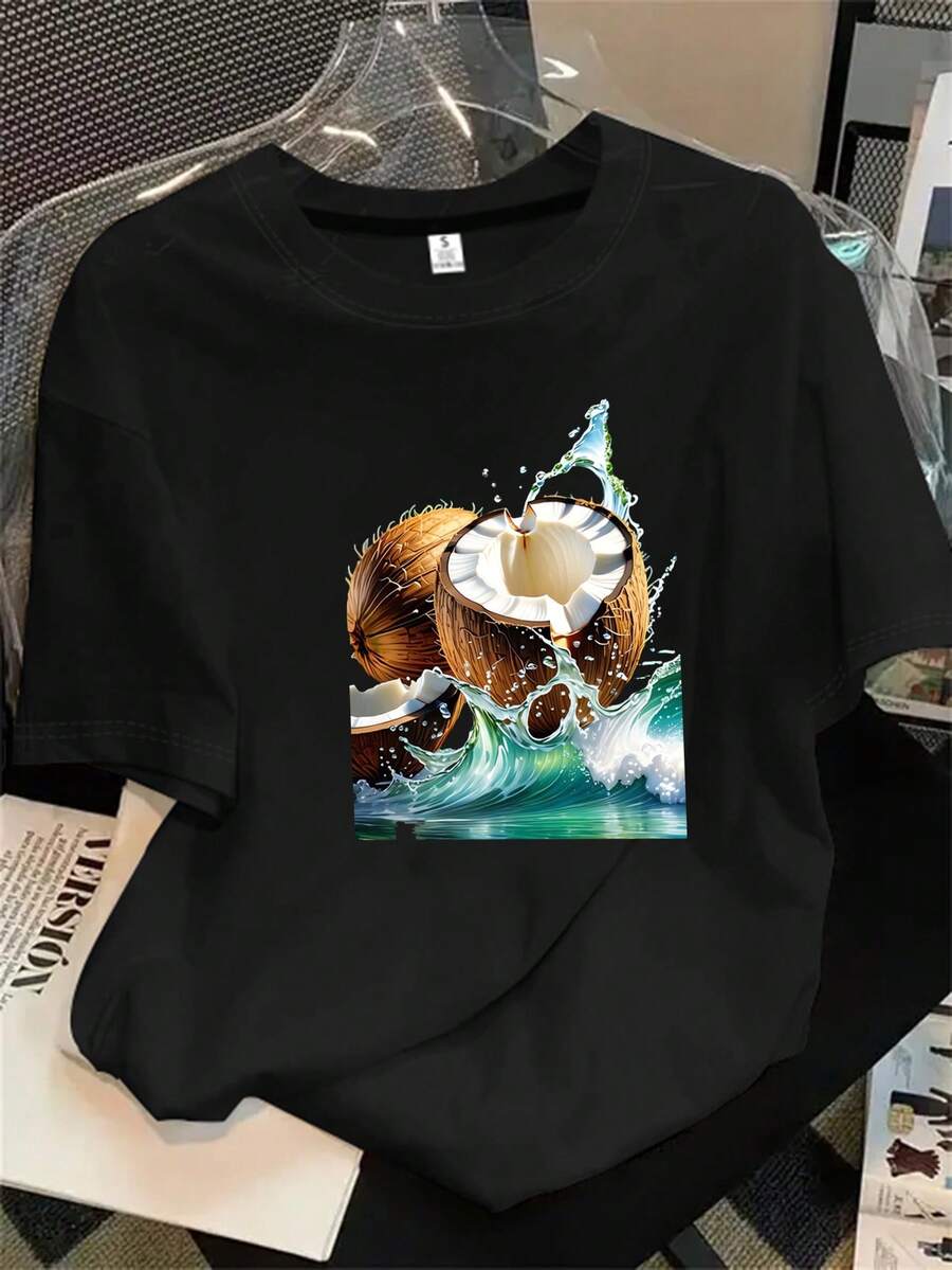 Top de mujer de manga corta y cuello redondo con estampado de cocos que flotan en el agua, apto para todas las estaciones. - Negro - Ver 1