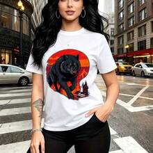 Camiseta de mujer con estampado de lobo feroz aullando contra un fondo circular de fuego naranja y rojo - camiseta casual de manga corta con ajuste cómodo y estilo urbano edgy, ideal para paseos por la ciudad y salidas modernas - regalo perfecto para - Blanco - Ver 9