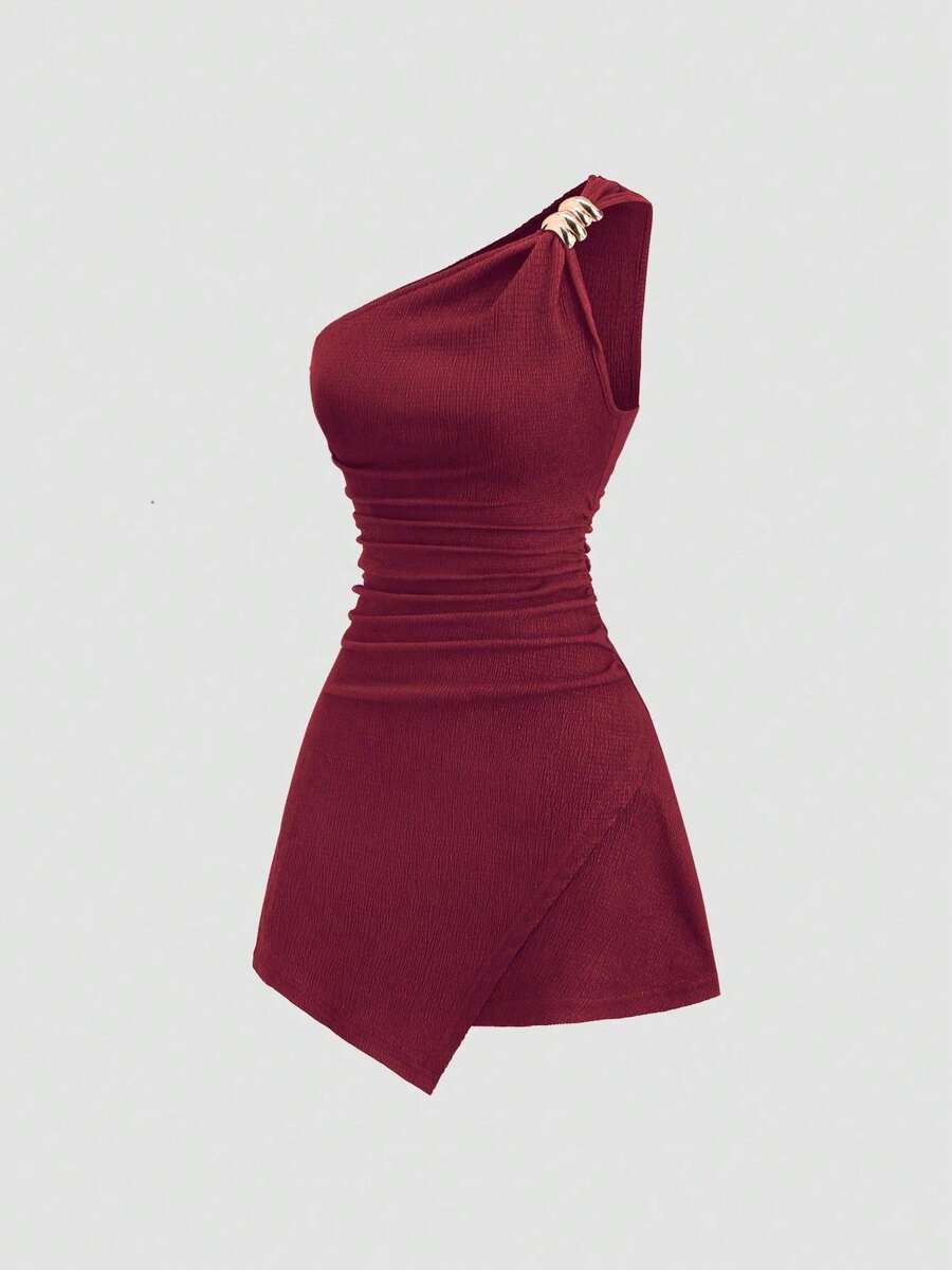 Vestido elegante y versátil de tela texturizada con hombro asimétrico, plisado y abotonado, apropiado para el uso diario - Burdeos - Ver 1