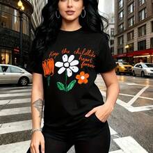 Camiseta de mujer con estampado floral colorido tulipán y margarita blanca y frase "Keep the childlike heart forever" en letra cursiva naranja - camiseta casual de manga corta, ajuste cómodo y estilo urbano moderno - ideal para paseos por la ciudad, - Negro - Ver 1