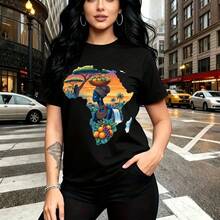 Camiseta de mujer con estampado vibrante del continente africano, mapa lleno de elefantes, jirafas, frutas tropicales y siluetas bajo atardecer cálido - camiseta casual de manga corta con ajuste cómodo y estilo urbano - ideal para paseos por la ciuda - Negro - Ver 1