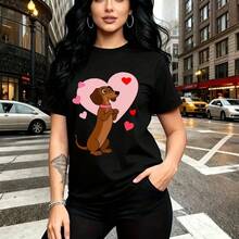 Camiseta de mujer con estampado de perrito Dachshund marrón sentado frente a un gran corazón rosa rodeado de corazones rojos - camiseta casual de manga corta con cuello redondo, ajuste cómodo y estilo urbano divertido - ideal para tardes en la ciudad - Negro - Ver 9