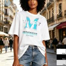 T-shirt in cotone bianco a maniche corte da donna con stampa grafica di lettere M e testo "THE MICHY FASHIONING TO STUDIO", stile urbano, moda, streetwear, look casual, adatto per estate e primavera, regalo ideale per gli amanti della moda - Bianco - Visualizzare 1