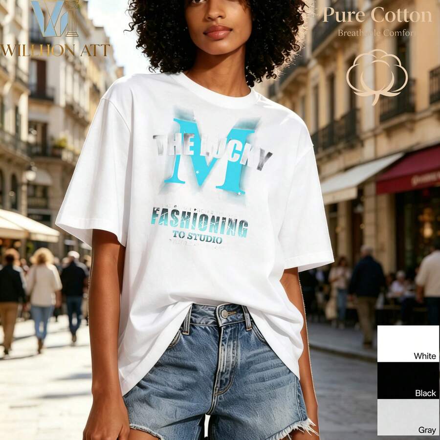 T-shirt in cotone bianco a maniche corte da donna con stampa grafica di lettere M e testo "THE MICHY FASHIONING TO STUDIO", stile urbano, moda, streetwear, look casual, adatto per estate e primavera, regalo ideale per gli amanti della moda - Bianco - Visualizzare 1