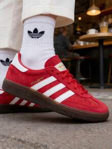 Adidas HANDBALL SPEZIAL 低筒運動鞋，舒適輕便低筒休閒繫帶鞋，復古麂皮皮革鞋面，2.5cm 厚底，適合日常穿著 - 紅/白 - 查看 1