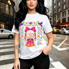 Camiseta de mujer con estampado de chica estilo folk-art mexicana con lazo rosa y mariposas coloridas en marco floral vibrante - camiseta casual de cuello redondo, ajuste cómodo y elegante, inspirada en el Día de Muertos y bordado tradicional - ideal - Blanco - Ver 7