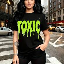 Camiseta de mujer con estampado "TOXIC" en letras verdes neón que gotean, diseño urbano rebelde con chica de cabello largo y tatuajes - camiseta casual de manga corta con ajuste cómodo y elegante, estilo callejero moderno - ideal para paseos por la c - Negro - Ver 11