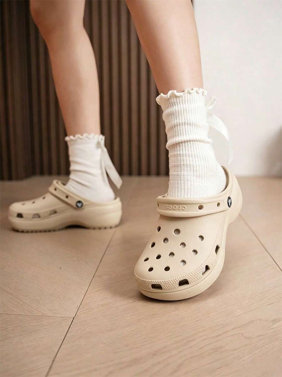 Crocs 女款運動涼鞋/拖鞋,經典雲朵木屐鞋,女款戶外涼鞋,沙灘鞋,休閒涼鞋 - 骨白色 - 查看 1
