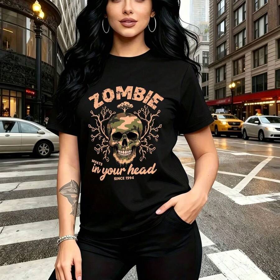 Camiseta de mujer con estampado gráfico "ZOMBIE in your head SINCE 1994" con calavera camuflada y diseño gótico urbano - camiseta casual de cuello redondo, ajuste cómodo y estilo alternativo ideal para pasear por la ciudad, salir con amigos o como re - Negro - Ver 1