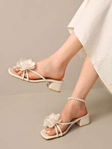 Sandal Wanita Model Baru Musim Panas 2025 dengan Hak Tebal, Hiasan Bunga Mutiara, dan Tali, Sandal Jepit Serbaguna dengan Hak Sedang dan Ujung Terbuka. - Krem - View 5