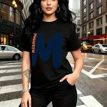Camiseta de mujer con estampado de chica urbana de cabello largo y ondulado, letra "M" azul y texto naranja "IMMUTU", estilo moderno y atrevido - camiseta casual de manga corta con ajuste cómodo y fresco, ideal para caminar por la ciudad, salir con a - Negro - Ver 8
