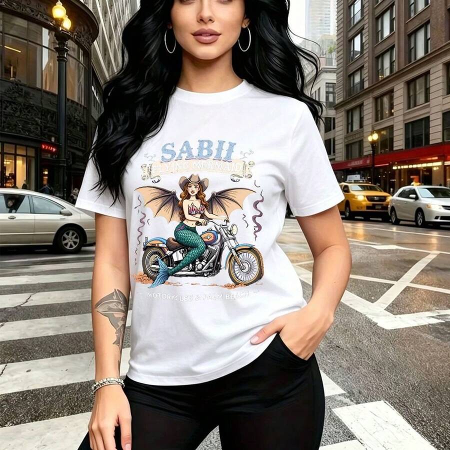 Camiseta de mujer con estampado de sirena alada montando motocicleta y texto "SABII FLYING MERMAID" - diseño urbano alternativo con estilo rebelde, ajuste cómodo para el día a día en la ciudad - ideal para salidas casuales, paseos por la playa o rega - Blanco - Ver 1