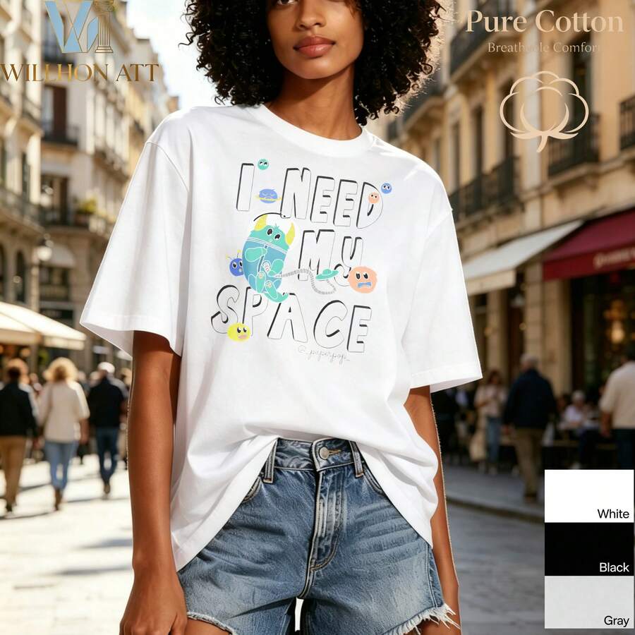 T-shirt feminina de manga curta em algodão puro com estampa gráfica, texto I NEED SPACE e padrão de dinossauro espacial colorido, estilo pop art, corte largo, urbana, ideal para saídas de verão e presentes originais para amantes de moda divertida e descontraída - Branco - Ver 1