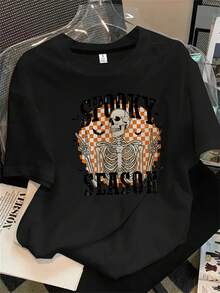 Top de mujer de manga corta y cuello redondo con estampado de cuchillo y esqueleto sobre fondo apto para todas las estaciones. - Negro - Ver 1