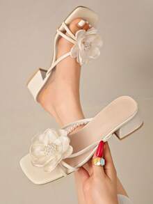 Sandal Wanita Model Baru Musim Panas 2025 dengan Hak Tebal, Hiasan Bunga Mutiara, dan Tali, Sandal Jepit Serbaguna dengan Hak Sedang dan Ujung Terbuka. - Krem - View 3