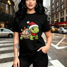 Camiseta de mujer con estampado festivo de tortuga navideña verde con gorro de Santa, bufanda roja y luces brillantes - camiseta casual de manga corta cuello redondo, ajuste cómodo y moderno, estilo urbano para la temporada - ideal para paseos por la - Negro - Ver 10