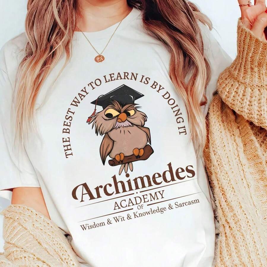 T-Camiseta Archimedes Academy Knowledge SarcaS1M, camiseta Walt World, Magic KinG1Dom, Sword In the Stone Owl, land Family TR1ip - Blanco - Ver 1
