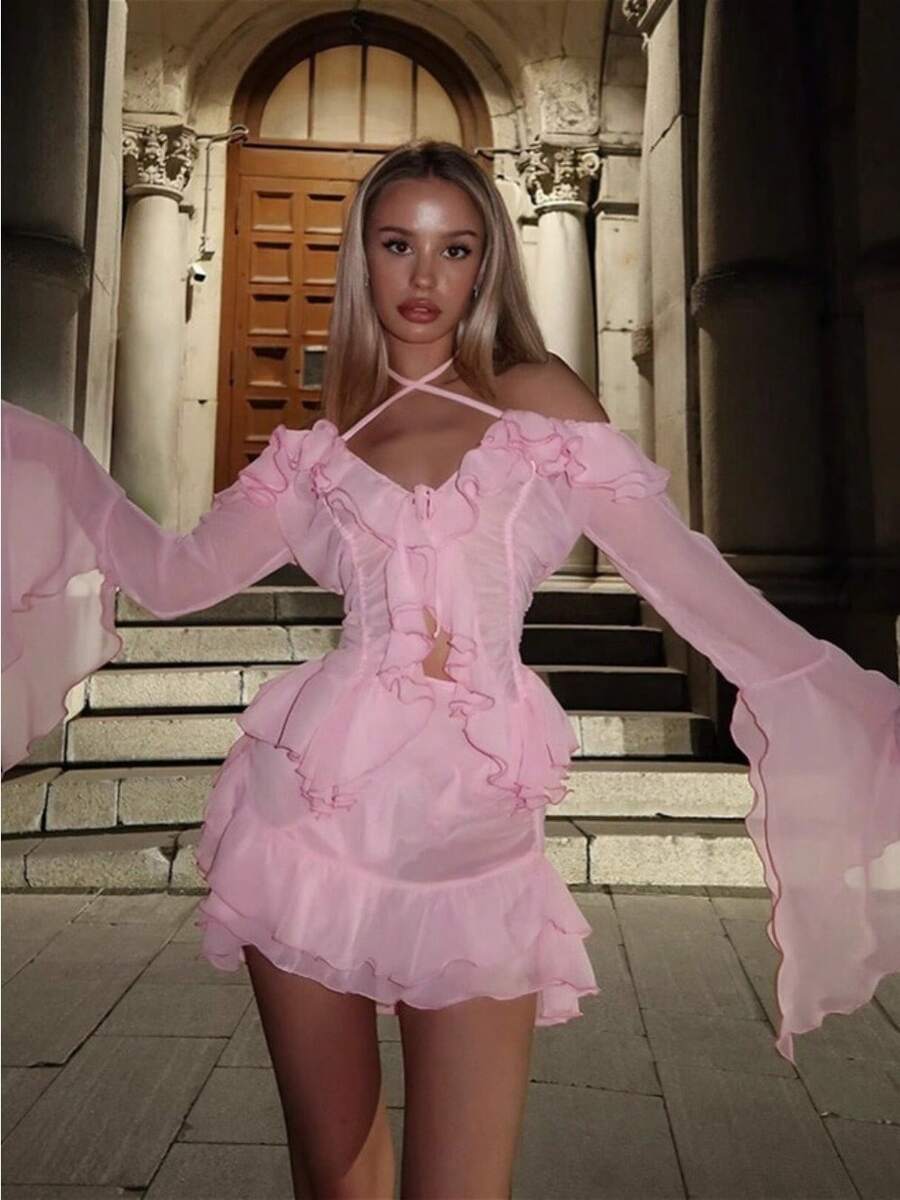 Conjunto de dos piezas para mujer: top rosa con volantes y hombros descubiertos, estilo Y2K. Elegante conjunto de manga larga acampanada. - Rosa - Ver 1