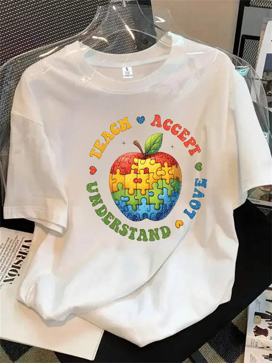 Top de mujer de cuello redondo y manga corta con estampado de puzle en forma de manzana y la frase "Feliz Cumpleaños" impresa, apto para todas las estaciones. - Blanco - Ver 1