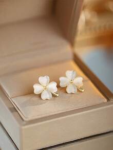 Flower Cat Eye Four-Leaf Clover Stud Earrings, Premium Niche Design, Fresh And Elegant Style - Four-leaf Clover - View 3