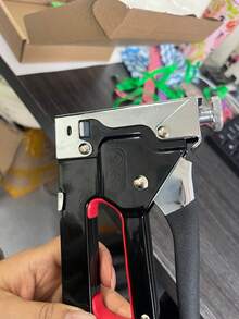 1件裝 4合1 重型釘槍 手動釘槍 釘書機 釘槍，可用於安裝T型釘、U型釘、I型釘和N型釘，適用於居家裝飾、家具、木材等 - 彩色 - 查看 9