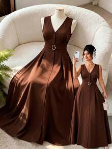 CURVE Vestido elegante y versátil con cuello en V sin mangas y decoración de anillo metálico para mujer de talla grande - Marrón - Ver 1