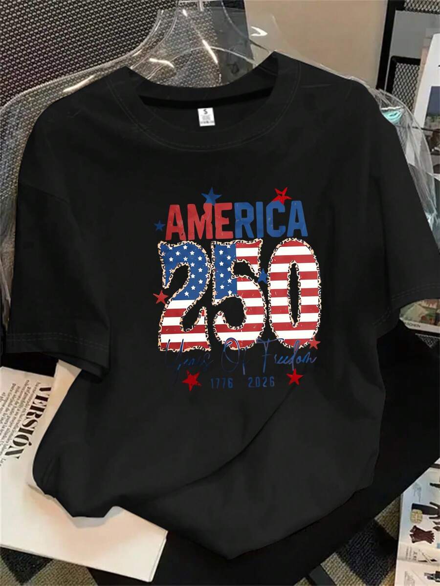 Top de mujer de manga corta y cuello redondo con estampado "USA" sobre fondo de la bandera estadounidense, apto para todas las estaciones. - Negro - Ver 1