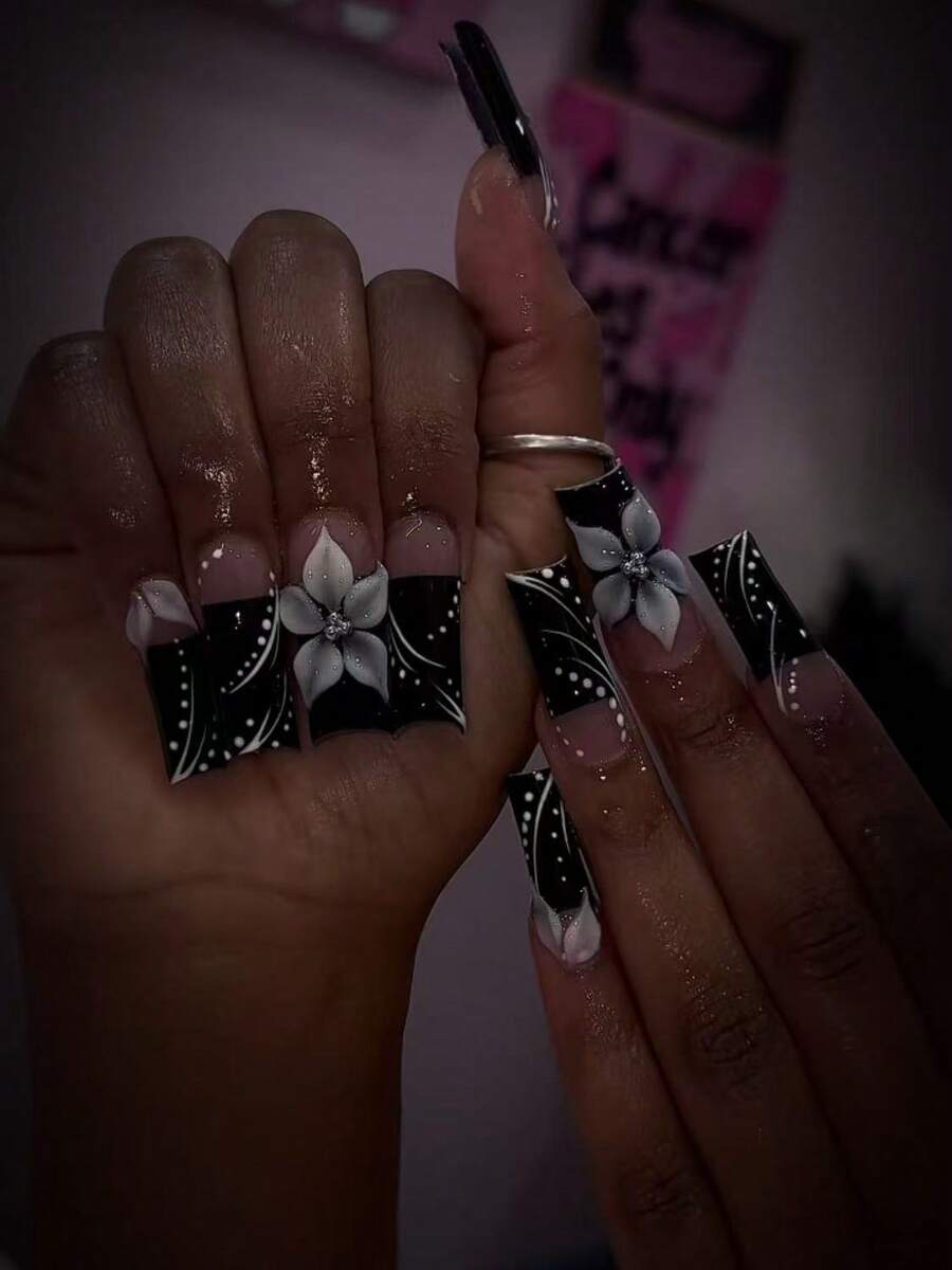 Set de 10 piezas de arte de uñas estilo Y2K Hiphop hecho a mano, que incluye pegatinas de manicura francesa nude y negra, calcomanías de uñas florales 3D y pegatinas de uñas acrílicas con cuentas doradas. Adecuado para damas y niñas para fiestas, uso diario y regalos de uñas - Negro - Ver 1