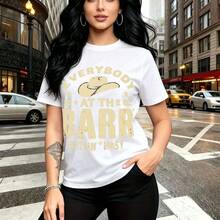 Camiseta de mujer con estampado urbano estilo western que dice "EVERYBODY AT THE BARR GETTIN' HPSY" con sombrero de vaquero y estrellas - camiseta casual de manga corta, ajuste cómodo y moderno, ideal para paseos por la ciudad o salidas nocturnas - r - Blanco - Ver 9