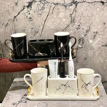 4件組黑金大理石紋陶瓷浴室套組，包含2個漱口杯、牙刷架與收納托盤 - 黑色金紋手柄杯四件套 - 查看 1