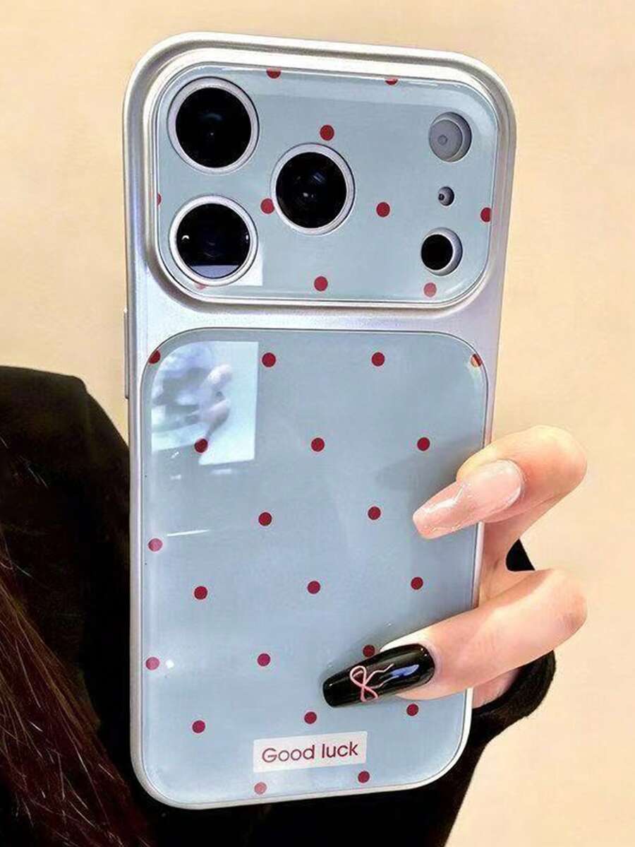Casing Ponsel Minimalis Lucu dengan Motif Polkadot Hitam Putih yang Modis, Kompatibel dengan Ponsel Apple Seri 11 hingga 17, Termasuk Versi Pro dan Max. - Latar belakang biru dengan titik-titik merah - View 1