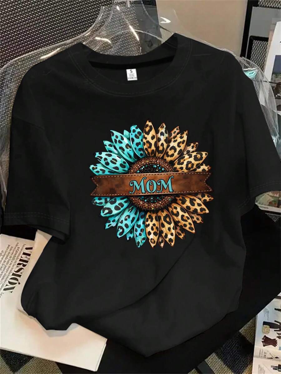 Top de mujer de manga corta y cuello redondo con una flor de estampado de leopardo y la palabra "Mamá" impresa, apto para todas las estaciones. - Negro - Ver 1
