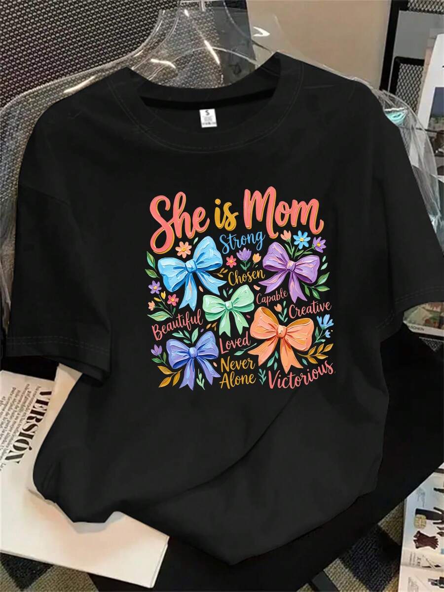 Una blusa de mujer de cuello redondo y manga corta con un estampado de lazo colorido y las palabras de su madre, adecuada para todas las estaciones. - Negro - Ver 1