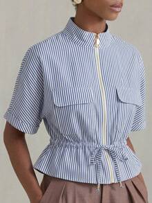 Camisa utilitaria corta y de moda, con dos bolsillos simétricos en el pecho, diseño de cintura ceñida, en general ordenada y práctica - Azul - Ver 1