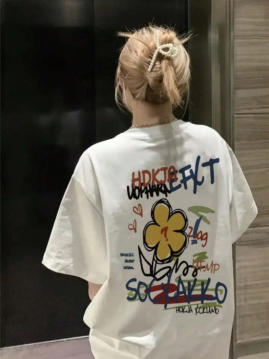 Camiseta de manga corta para mujer con estampado de flores estilo graffiti, diseñada con un estilo americano urbano/dulce y moderno, que destaca por su personalidad, atractivo visual y estilo único. La camiseta de manga corta con cuello redondo y corte holgado está hecha de un material cómodo, transpirable y ligeramente elástico, adecuada para salidas diarias, skateboarding, festivales de música y otras ocasiones. ,blusas casuales para dama,ropa deportiva de mujer,ropa deportiva de mujer gym - Blanco - Ver 1