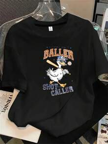 Top de mujer de manga corta y cuello redondo con estampado de un jugador de béisbol sosteniendo un bate, apto para todas las estaciones. - Negro - Ver 1