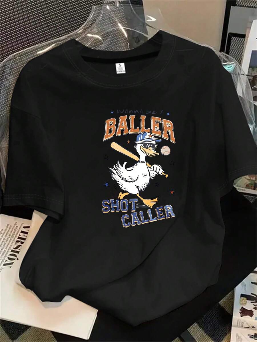 Top de mujer de manga corta y cuello redondo con estampado de un jugador de béisbol sosteniendo un bate, apto para todas las estaciones. - Negro - Ver 1