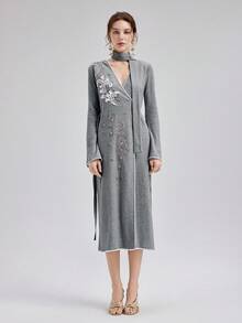 Rich Radi Q's 優雅女款粉色中長洋裝，V領設計，刺繡與腰帶細節，修身下擺，休閒旗袍風 - 灰色 - 查看 9