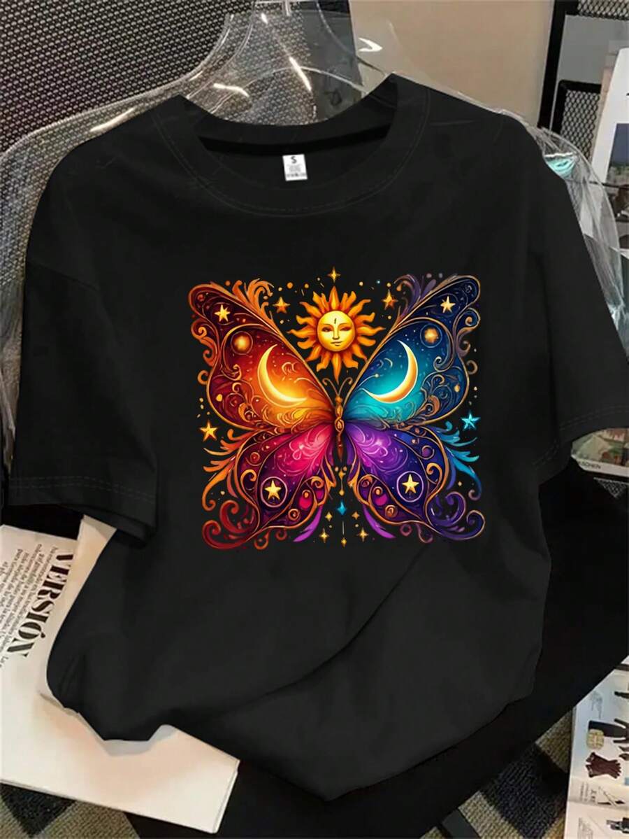Top de mujer de manga corta y cuello redondo con estampado de mariposas, que incluye alas de sol y luna, apto para todas las estaciones. - Negro - Ver 1