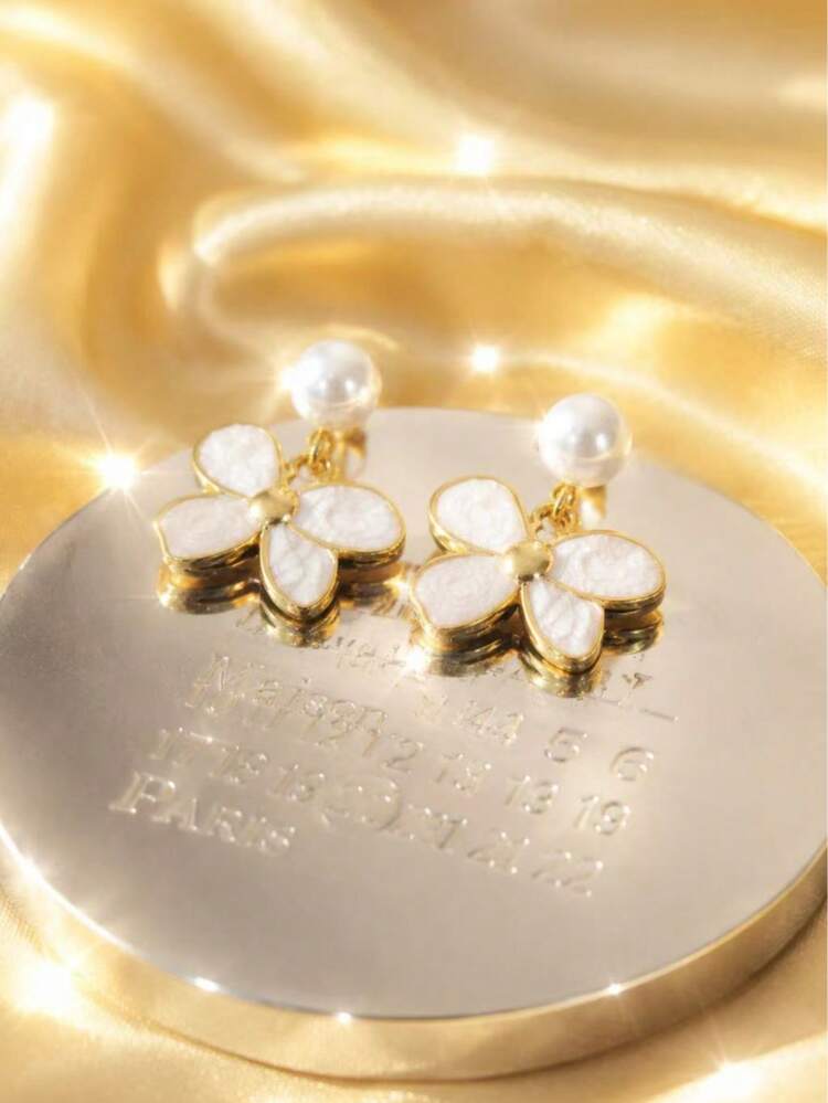 一對女款鈦鋼耳環，18K白蝴蝶不鏽鋼耳釘，時尚百搭，高端輕奢耳飾，適合日常穿搭與通勤，送禮完美之選 - 蝴蝶型 - 查看 4
