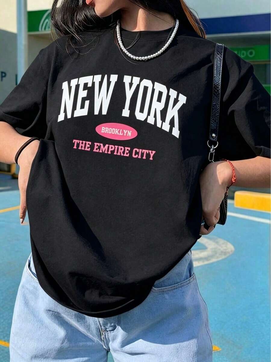 Off-White Oversized T-Shirt With "NEW YORK BROOKLYN" Lettering Print, Retro Y2K Collegiate Style, Casual Summer Top With New York City Design, Vintage Cotton T-Shirt For American Fashion Lovers, Travel Souvenir, Everyday Wear And Going Out. 100% Cotton - 黑色 - 查看 1