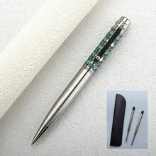 4件組高級金屬圓珠筆套組，含1支筆、1個皮革筆袋與2支替換筆芯，旋轉式伸縮結構，金屬質感，手感紮實沉穩，0.7mm黑色替換筆芯，適合辦公、商務活動、開學季、日常文具使用與送禮 - 浮雕金屬筆 - 查看 7