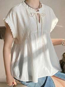 Blusa de chifón con parche de waffle, decoración de cuello de encaje floral y dobladillo con volantes para mujeres de edad media y mayores en verano - Beis - Ver 1