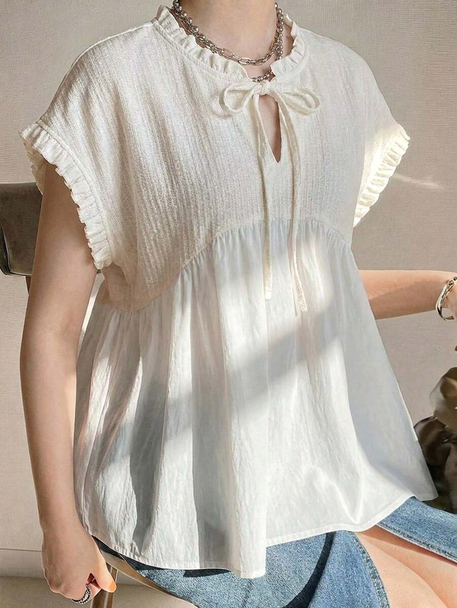 Blusa de chifón con parche de waffle, decoración de cuello de encaje floral y dobladillo con volantes para mujeres de edad media y mayores en verano - Beis - Ver 1
