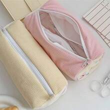 Este estuche de lápices de peluche con diseño de sándwich de fresa es una bolsa de almacenamiento dulce y linda para las damas, perfecta para guardar lápices, pinceles de maquillaje y otros artículos pequeños. Es multifuncional, espacioso y portátil, lo que lo convierte en un regalo ideal para amigas o novias. - Multicolor - Ver 3