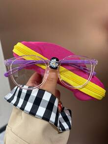 1 Paar Kinder Mehrfarbige süße geometrische Rahmen Brillen ohne Sehstärke mit 1 Cartoon Auto Brillenetui, geeignet für tägliches Lesen, Ausflüge, Outfits, Geschenke, transparente Brillen Schulanfang Accessoires, lässig vielseitig, geeignet für Jungen und Mädchen, tägliches Leben, Lesen, Fernsehen, Spielen und Handy, transparente Gläser Augenschutz Modebrillen, Foto-Requisiten, tägliche Outfit Dekoration. - Transparent - Übersicht 13