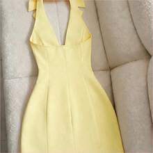 Este vestido de traje de mujer con cuello halter presenta un elegante adorno metálico y una cintura ajustada y estilizadora. Hecho de una tela crujiente y resistente a las arrugas, ofrece un aspecto sofisticado. El diseño de cuello halter revela sutilmente el cuello y los hombros, mientras que el pequeño escote en V agrega un toque de sensualidad discreta. Los broches metálicos adornan el frente, y la cintura ajustada y la falda corta alargan las piernas, ocultando cualquier curva no de - Blanco y Negro - Ver 10