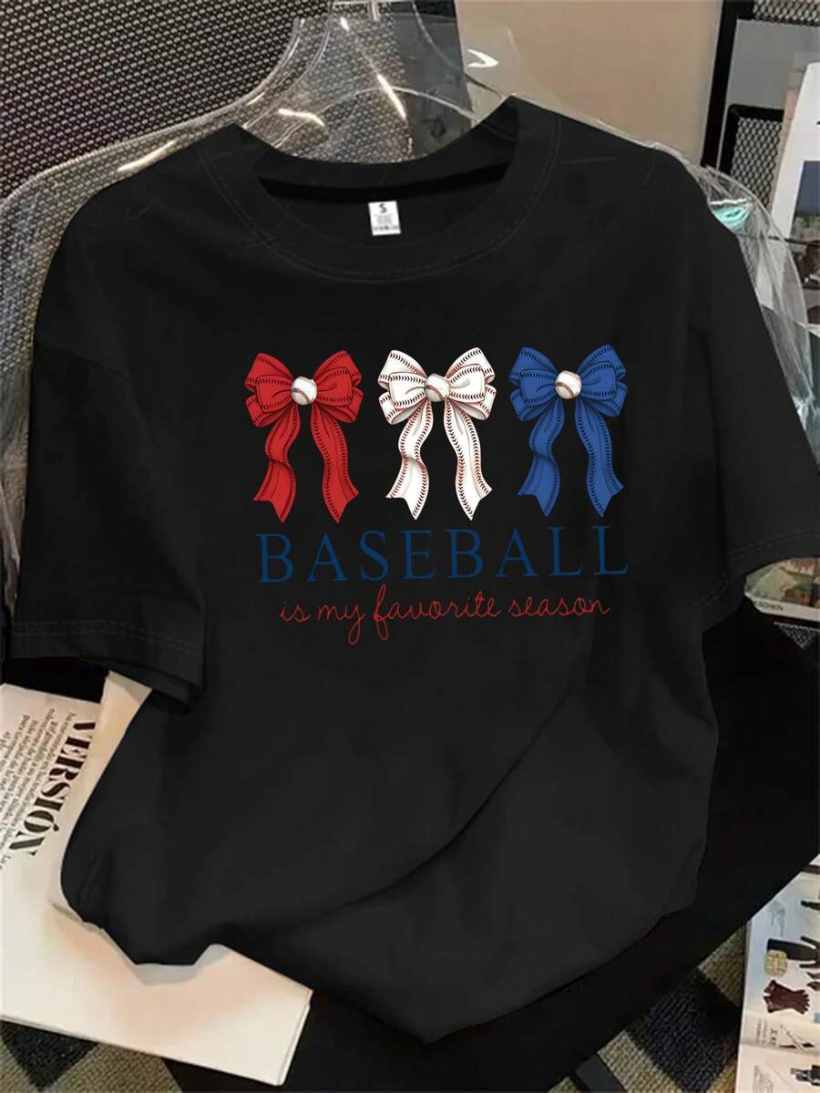 Top de mujer de manga corta y cuello redondo con fondo rojo, blanco y azul, estampado con tres lazos de béisbol, apto para todas las estaciones. - Negro - Ver 1