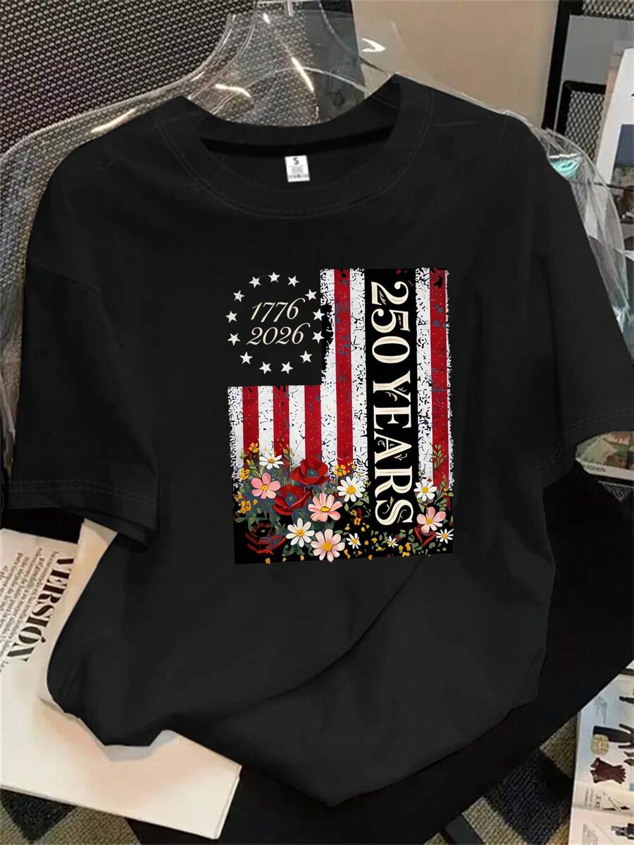 Top de mujer de manga corta y cuello redondo con estampado de la bandera estadounidense, flores y estrellas, apto para todas las estaciones. - Negro - Ver 1